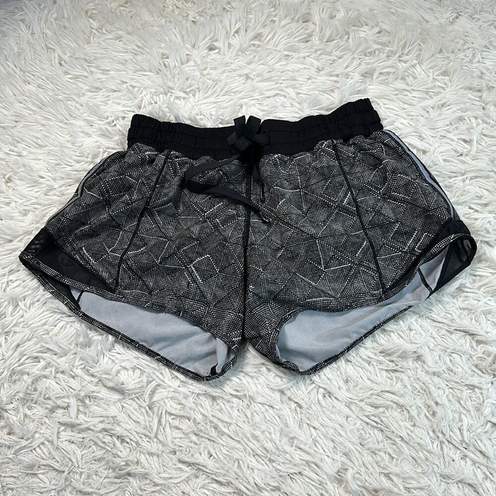 Lululemon Hotty Hot Short (Long 4") Formation Alpine White Black / Black